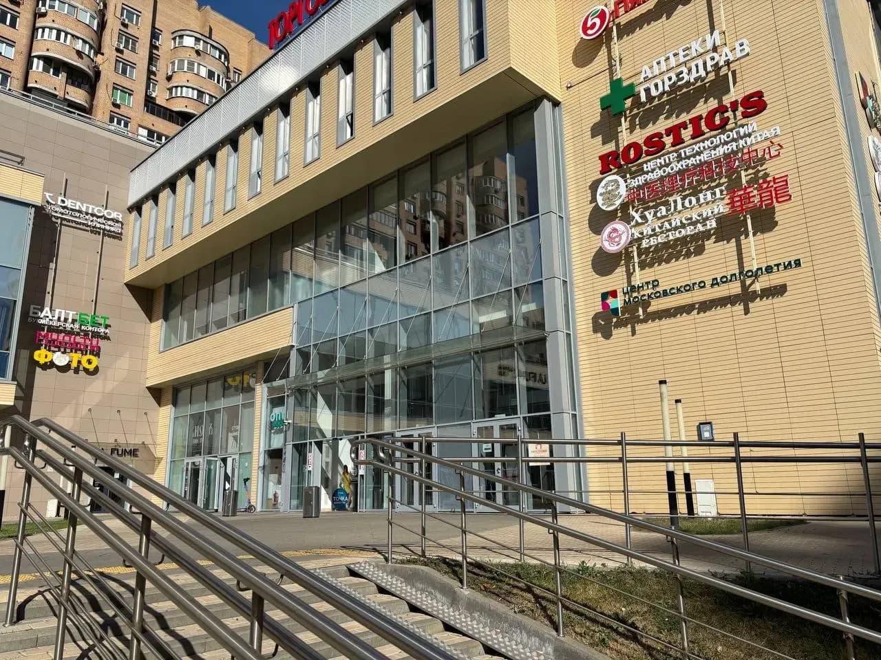 Вход с улицы — ЦМД «Красносельский»