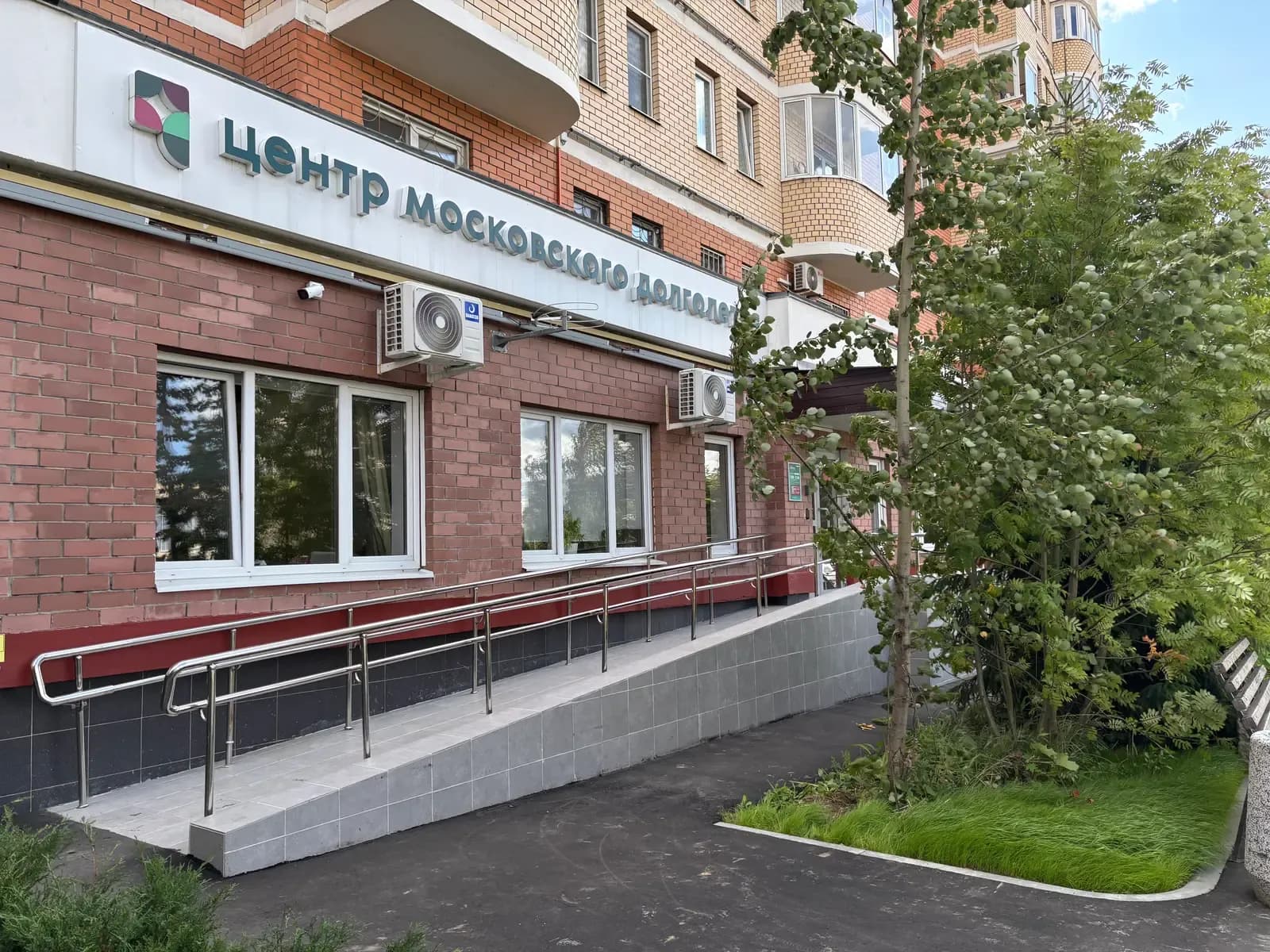 Вход с улицы — ЦМД «Крюково»